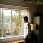 ‘마음 챙김’이 삶을 바꾼다…일상 속 스트레스 줄이는 생활 루틴 man wearing gray and black crew-neck shirt standing and looking out window
