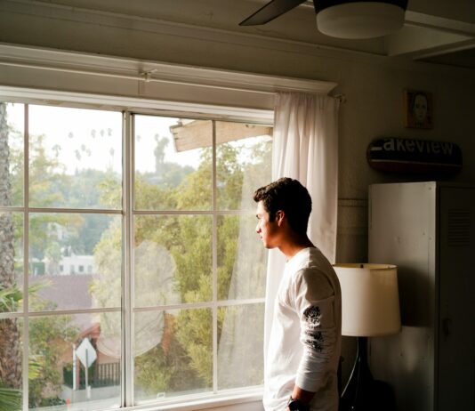 ‘마음 챙김’이 삶을 바꾼다…일상 속 스트레스 줄이는 생활 루틴 man wearing gray and black crew-neck shirt standing and looking out window