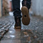 바쁜 일상 속 걷기, 건강과 활력 챙기는 가장 쉬운 방법 close-up photography of person walking on pavement