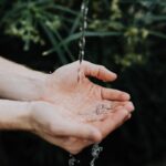 건강한 모발을 위한 똑똑한 습관, 일상에서 실천하기 water drop on persons hand