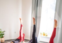 일상을 바꾸는 ‘필라테스’, 쉬운 실천법으로 건강 챙기기 Three women doing bridge pose yoga