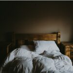 ‘웰슬리핑’ 시대…일상의 수면 루틴이 건강을 바꾼다 white comforter