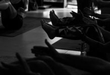 ‘웰니스 회복’, 몸과 마음을 동시에 치유하는 트렌드 People exercising on yoga mats in a studio.