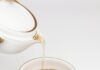 “뇌건강, 일상 속 작은 변화로 지키기…걷기부터 ‘두뇌 취미’까지” tea pours into white teacup