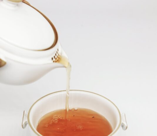 내 삶에 스며드는 대체요법, 건강을 위한 실용적 선택법 tea pours into white teacup