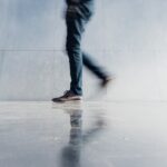 MZ세대 사이 ‘건강 걷기’ 바람…도심 속 하루 7천보 실천법 person wearing blue denim jeans beside gray wall