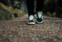 “워킹이 몸과 마음을 살린다”…걷기의 힘, 다시 주목받는 이유 a person standing on a gravel road with their shoes on