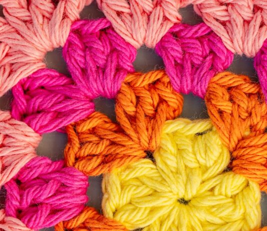 ‘마음도 매일 돌봄’: 정신건강 지키는 실천 루틴 주목받아 Vibrant crochet granny square pattern in yellow, orange, and pink.
