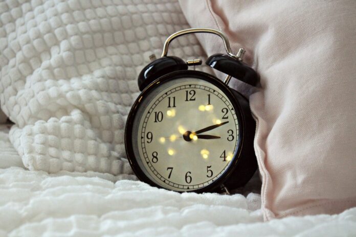 Photo by Amanda Jones round black alarm clock displaying 3:12