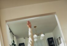 근육, 내 생활 속 작은 변화가 만드는 건강한 힘 A woman does a yoga pose on a mat.