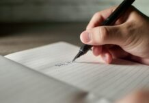 스트레스, 스마트하게 다스리기… 일상 속 실천법에 주목 a person writing on a piece of paper with a pen