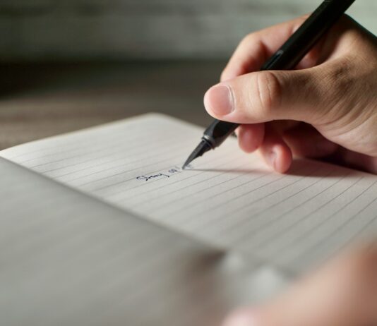 뇌건강 챙기는 일상 습관, 무심코 넘긴 행동들이 미래를 바꾼다 a person writing on a piece of paper with a pen