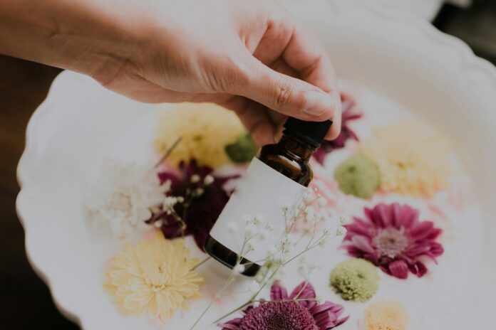 Photo by Priscilla Du Preez 🇨🇦 person holding bottle