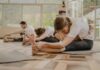 집에서도 쉽게 실천하는 필라테스, 건강 트렌드로 자리잡다 a group of people doing yoga in a room