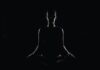 앉아 있는 시간이 많아진 직장인, 일상 속 ‘건강 루틴’이 해답 person doing meditation pose