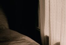 당신의 수면의 질을 높이는 최신 팁, 지금 바로 실천하세요! A bed sitting next to a window in a bedroom