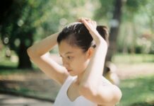 “건강한 머릿결, 작은 습관에서 시작하세요” – 최신 헤어케어 트렌드와 실천법 woman in white tank top