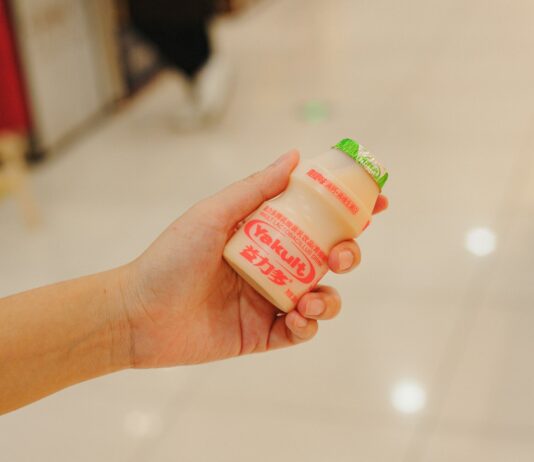 우리의 일상 속 장 건강 지키기, 작지만 큰 변화 Hand holding a bottle of yakult