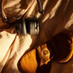 똑똑한 수면 루틴으로 활기찬 하루, ‘슬립 투게더’ 생활습관 뜬다 Headphones and eye mask on wrinkled fabric
