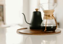 나만의 ‘리추얼’로 건강 챙기기, 일상에서 실천하는 웰니스 트렌드 a glass and a glass on a table