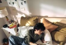 집에서도 실천하는 ‘슬로우 라이프’, 작은 변화가 건강을 바꾼다 Young man on bed with laptop and snacks