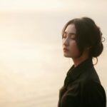 “숨 고르기부터 산책까지”…일상 속 정신건강 지키는 새로운 실천법 woman in black and gray jacket