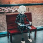 AI 기반 건강 관리, 일상 속 똑똑하게 실천하는 법 black and white robot toy on red wooden table