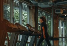 “걷기 운동, 일상의 작은 변화가 건강을 바꾼다” a woman running on a treadmill in a gym