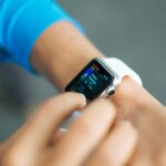 꾸준한 걷기가 만드는 건강한 일상, 최신 트렌드와 실천법 person wearing silver Apple Watch with white Sport Band