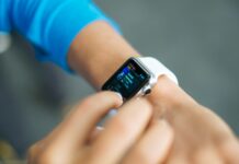 꾸준한 걷기가 만드는 건강한 일상, 최신 트렌드와 실천법 person wearing silver Apple Watch with white Sport Band