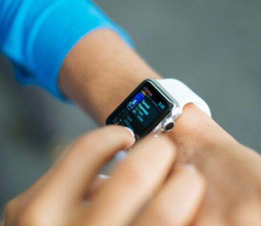 꾸준한 걷기가 만드는 건강한 일상, 최신 트렌드와 실천법 person wearing silver Apple Watch with white Sport Band