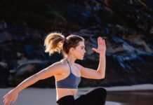 “마이크로 워크아웃, 바쁜 일상 속 건강 지키는 작은 습관” woman in black leggings and white sports bra