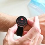 웨어러블 데이터, 건강 관리의 든든한 동반자 A person checking a heart rate monitor on a smartwatch on their wrist