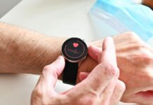 웨어러블 데이터, 건강 관리의 든든한 동반자 A person checking a heart rate monitor on a smartwatch on their wrist