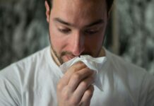 “아이부터 어른까지… 집에서 쉽게 실천하는 마른기침 관리법” sick man blowing nose into tissue