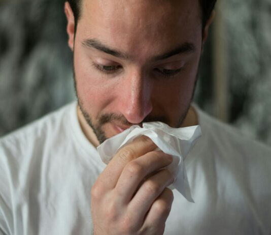“아이부터 어른까지… 집에서 쉽게 실천하는 마른기침 관리법” sick man blowing nose into tissue