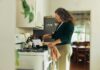 ‘마음챙김 식습관’, 건강한 하루의 시작…실생활 실천법으로 눈길 Woman cooking on a stovetop in a kitchen