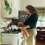‘마음챙김 식습관’, 건강한 하루의 시작…실생활 실천법으로 눈길 Woman cooking on a stovetop in a kitchen