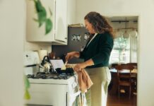 ‘마음챙김 식습관’, 건강한 하루의 시작…실생활 실천법으로 눈길 Woman cooking on a stovetop in a kitchen