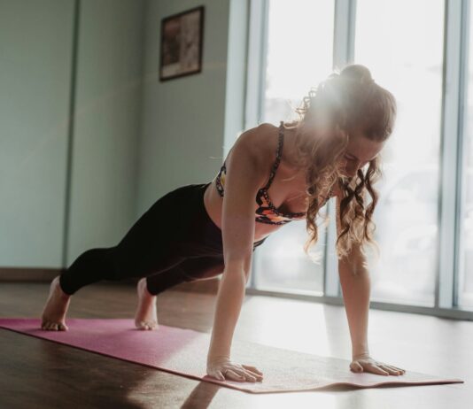 “바쁜 일상 속 슬기로운 체력 관리, 맨몸 운동으로 건강 지키기!” woman in black tank top and black leggings doing yoga