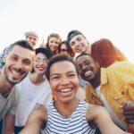 소셜 크루 액티비티, 건강한 라이프스타일을 위한 새로운 트렌드 A diverse group of friends taking a selfie outdoors