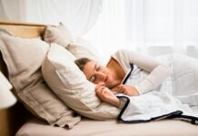 “깊은 잠을 부르는 수면 최적화 비법: 언제 어디서든 실천하는 방법” a woman sleeping in a bed with a white comforter
