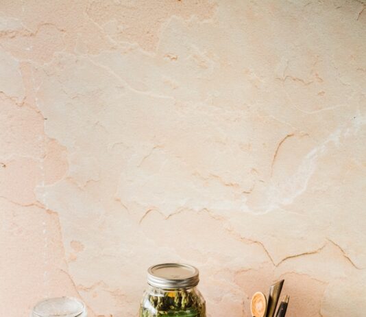 장 건강을 지키는 간단한 비법, 우리의 면역력 지키기! shallow focus photo of assorted jar lot
