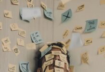혈당 관리, 어렵지 않아요! 일상에서 바로 실천할 수 있는 팁 man covered in sticky notes at office desk