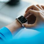 “내 몸의 변화, 작은 화면에 담다: 웨어러블 데이터로 건강 관리하는 법” person clicking Apple Watch smartwatch
