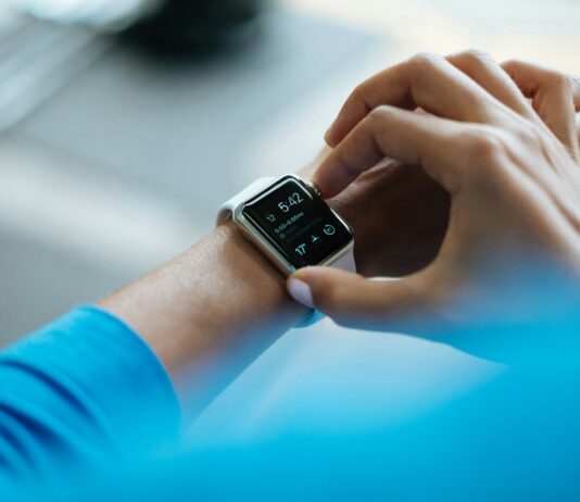 “내 몸의 변화, 작은 화면에 담다: 웨어러블 데이터로 건강 관리하는 법” person clicking Apple Watch smartwatch