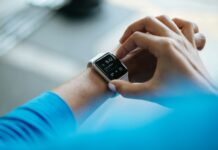 “웨어러블 데이터가 주도하는 건강관리 혁명: 손목에서 시작되는 일상 속 건강 비결” person clicking Apple Watch smartwatch