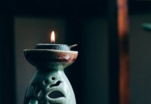 “작은 걸음부터 시작하는 마음 챙김 루틴, 일상에 여유를 더하다” rule of thirds photography of lit candle