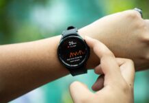 스마트워치로 건강관리, 일상 속에서 똑똑하게 실천하는 방법 a close up of a person holding a smart watch