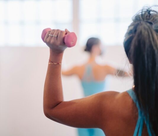 ‘마이크로 운동’ 뜬다…일상속 5분 건강 습관이 만드는 큰 변화 woman in blue tank top holding pink dumbbell